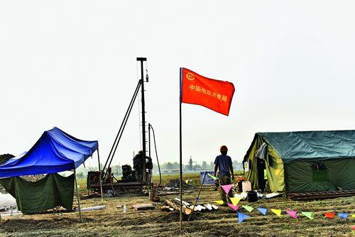 中國地質(zhì)調(diào)查局在安新縣北六村田野中開展地質(zhì)測量。攝影 劉向陽