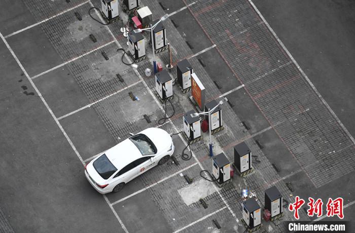 資料圖：重慶大渡口一停車場(chǎng)內(nèi)，車輛正在充電樁處進(jìn)行充電。<a target='_blank' href='/'>中新社</a>記者 陳超 攝